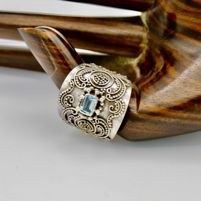 Anello in argento con topazio blu