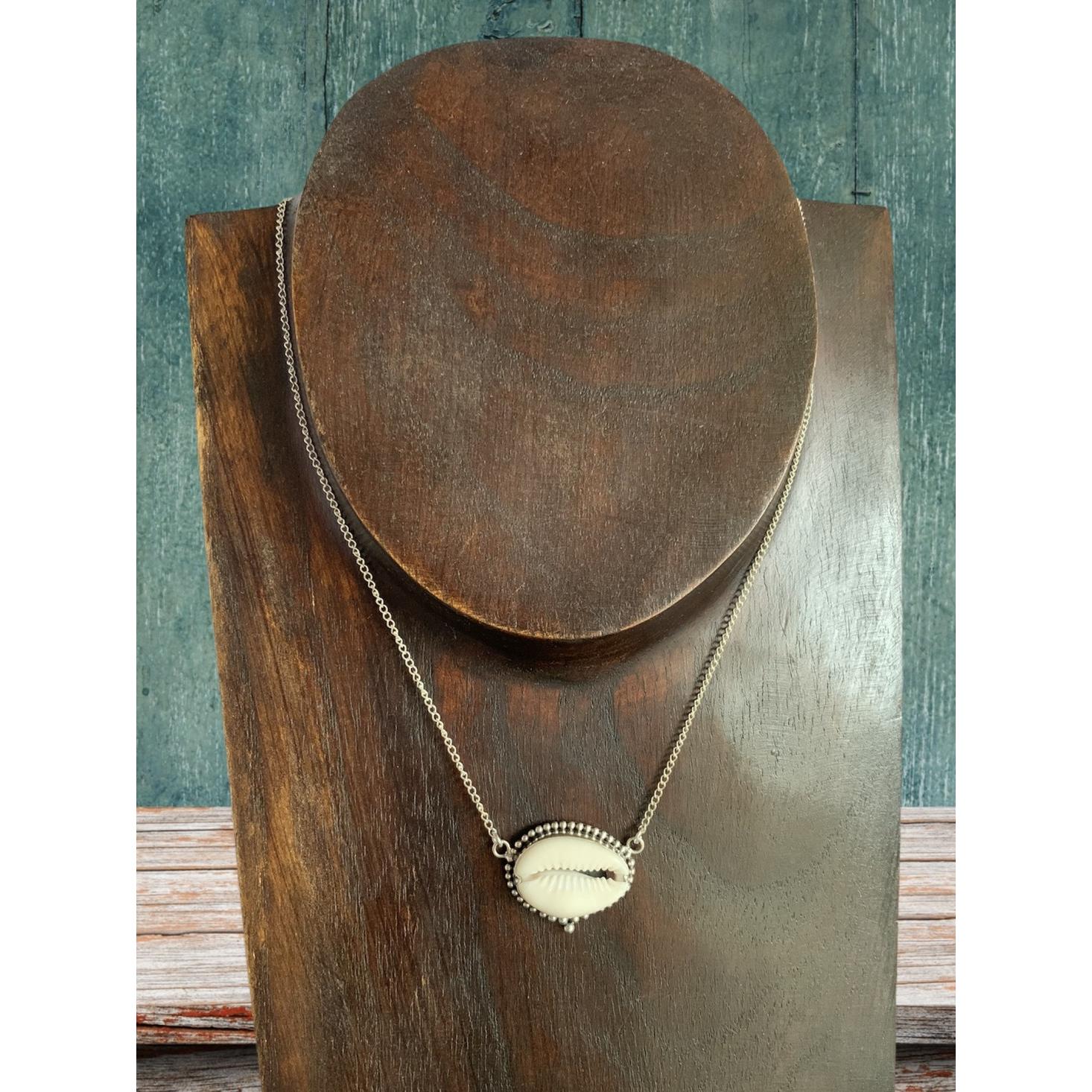 Collana con conchiglia cowrie 