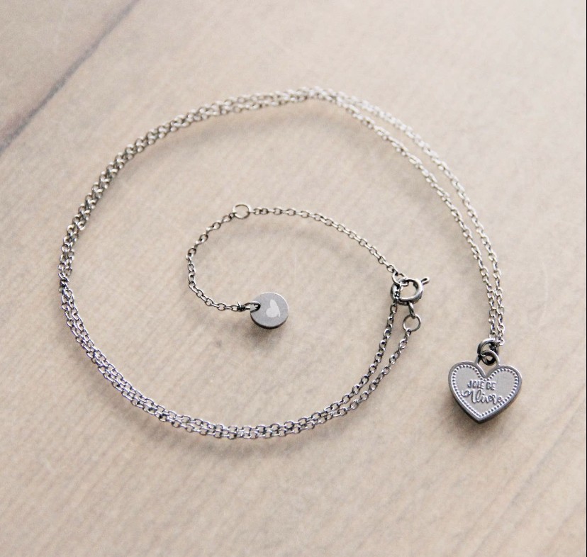 Collana in acciaio color argento con pendente 