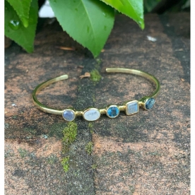 Bracciale etnico indiano in ottone placcato oro con iolite, labradorite e pietra di luna 